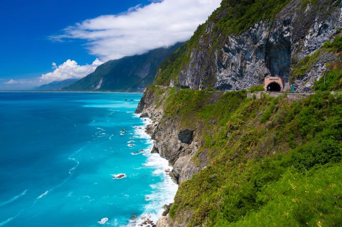 <strong>Qingshui Cliff: </strong>Not far from Taoko Gorge, Qinshui Cliff stretches more than 20 kilometers along the Pacific coast.