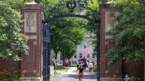 Un grupo de personas atraviesa la puerta de Harvard Yard, en el campus de la Universidad de Harvard, el 29 de junio de 2023 en Cambridge, Massachusetts.