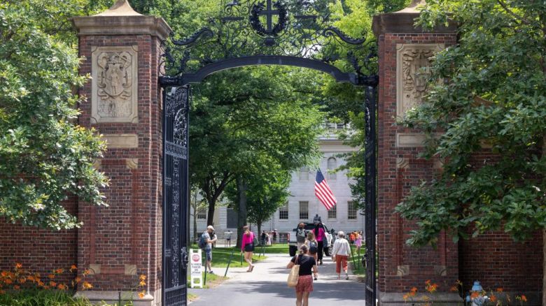 Un grupo de personas atraviesa la puerta de Harvard Yard, en el campus de la Universidad de Harvard, el 29 de junio de 2023 en Cambridge, Massachusetts.