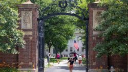 Un grupo de personas atraviesa la puerta de Harvard Yard, en el campus de la Universidad de Harvard, el 29 de junio de 2023 en Cambridge, Massachusetts.