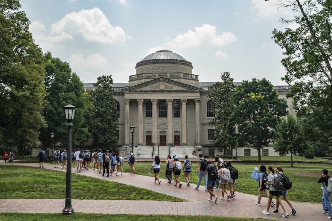 La gente camina en el campus de la Universidad de Carolina del Norte en Chapel Hill el 29 de junio de 2023. La administración Biden canceló $168 mil millones en deuda de préstamos estudiantiles para 4,8 millones de estadounidenses.