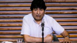 El expresidente de Bolivia Evo Morales habla durante una conferencia de prensa mientras expresa su agradecimiento al gobierno y a la población argentina por haberlo recibido como exiliado político en el Hotel Quagliaro el 7 de noviembre de 2020 en Buenos Aires, Argentina.