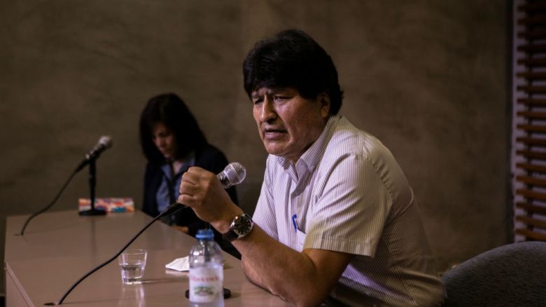 El ex presidente boliviano Evo Morales habla durante una conferencia de prensa mientras expresa su agradecimiento al gobierno y a la población argentina por haberlo recibido como exiliado político en el Hotel Quagliaro el 7 de noviembre de 2020 en Buenos Aires, Argentina.