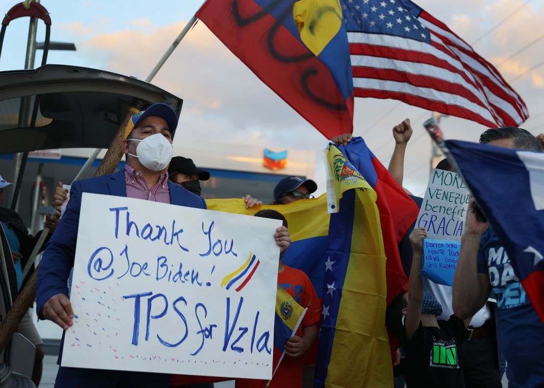 Eleazar Guevara (izq.), oriundo de Venezuela, y otras personas se reúnen frente al restaurante El Arepazo para mostrar su apoyo a una medida firmada por el entonces presidente estadounidense Joe Biden que otorga estatus de protección temporal a miles de venezolanos el 9 de marzo de 2021 en Doral, Florida.