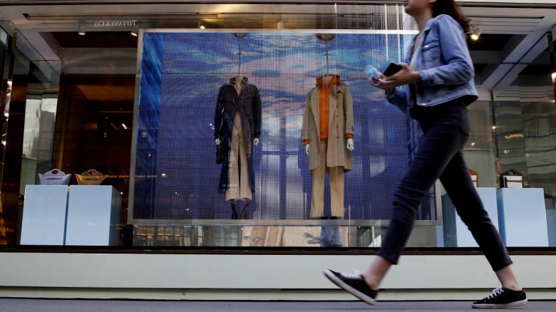 Una mujer camina frente a una tienda de Burberry el 12 de marzo de 2021 en Nueva York.