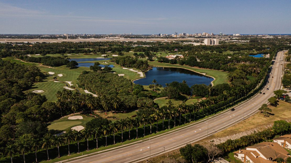 Foto arsip April 2021 menunjukkan pemandangan udara Trump International Golf Club di West Palm Beach, Florida.