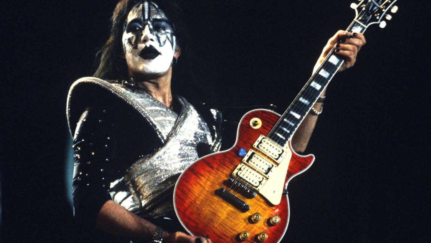Ace Frehley de Kiss se presenta en el Arco Arena el 28 de agosto de 1996 en Sacramento, California.