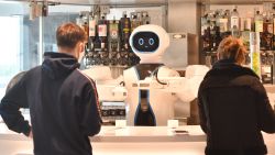 Los robots se van integrando paulatinamente a diferentes empresas como parte de su fuerza laboral, asistiendo en diferentes áreas de producción. Luis GyG, especialista en tecnología, explica en CNN Dinero cuáles son los que más destacan y analiza el trabajo de los robot humanoides con los humanos en la interacción denominada "robótica colaborativa".