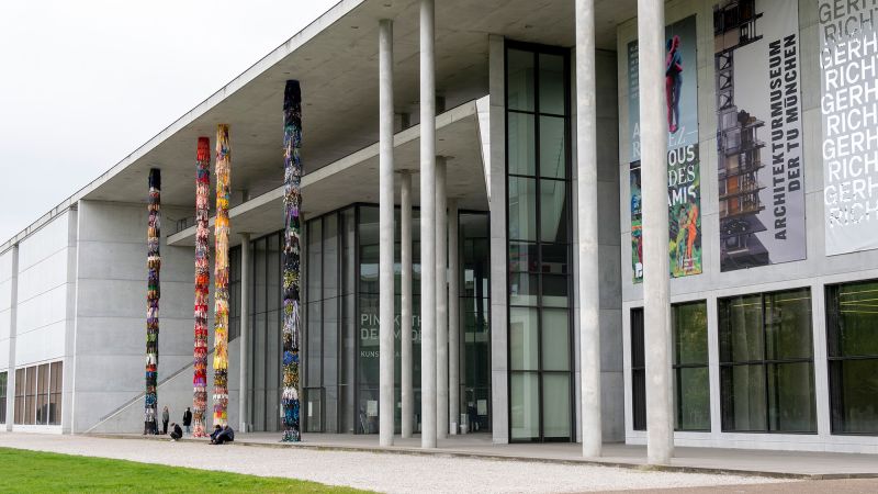 Германски музеен служител беше уволнен, след като окачи собственото си изкуство в галерия