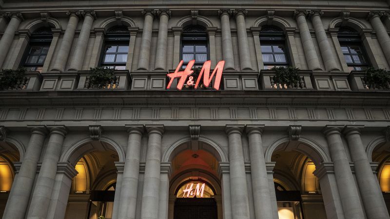 H&M се извини и премахна реклама на училищна униформа в