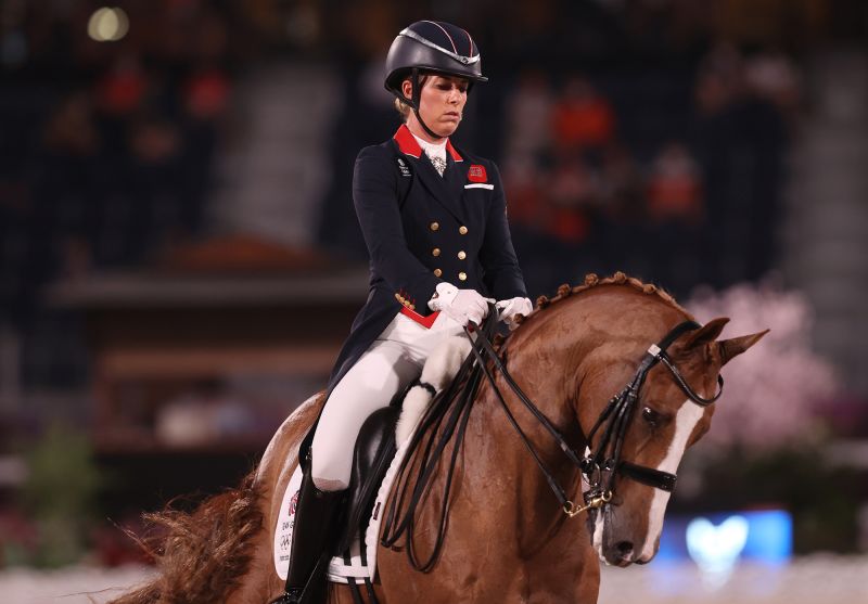 A cavaleira britânica de adestramento Charlotte Dujardin foi suspensa por chicotear excessivamente u