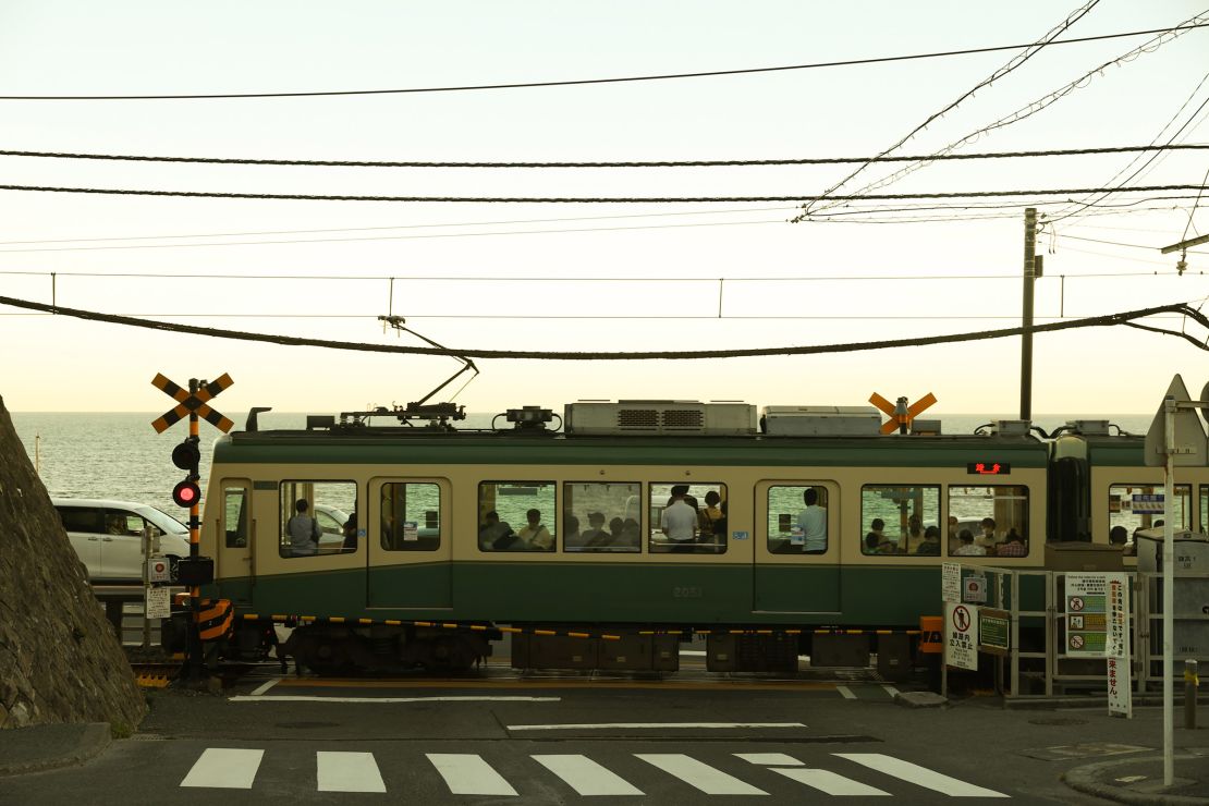 Tokyo's Enoden train passes through the Kamakura district, another Xiaohongshu hot spot.