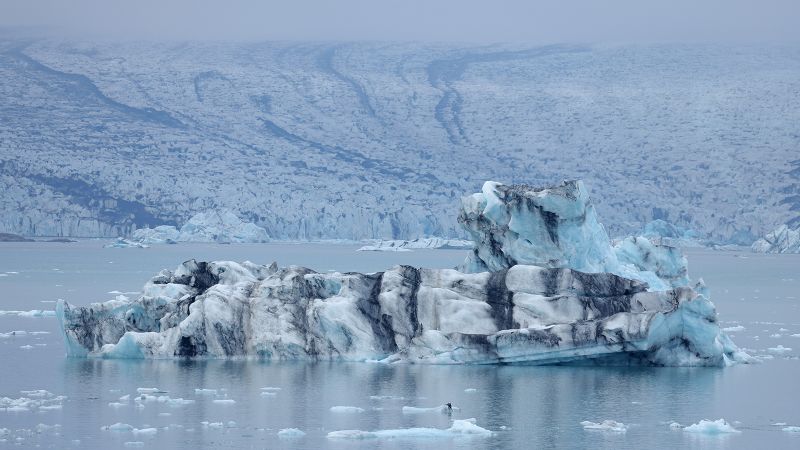 Islandia: Runtuhnya gua es membunuh seorang turis Amerika