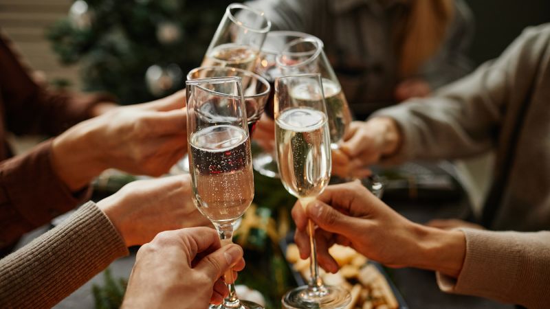 Alcohol is not good for us. 5 tips to stay safe(r) if you drink