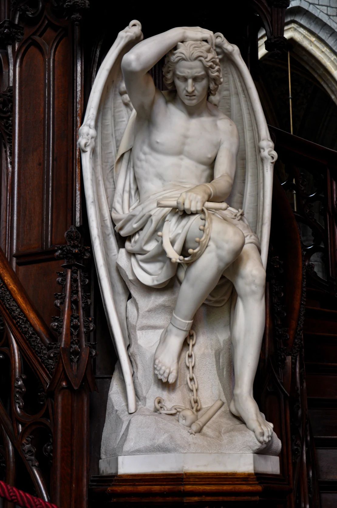 “Le génie du mal”, la segunda estatua de Lucifer creada para la Catedral de San Pablo en Liège, Bélgica. La estatua se suponía que era una mejora menos sexualizada de una obra anterior.