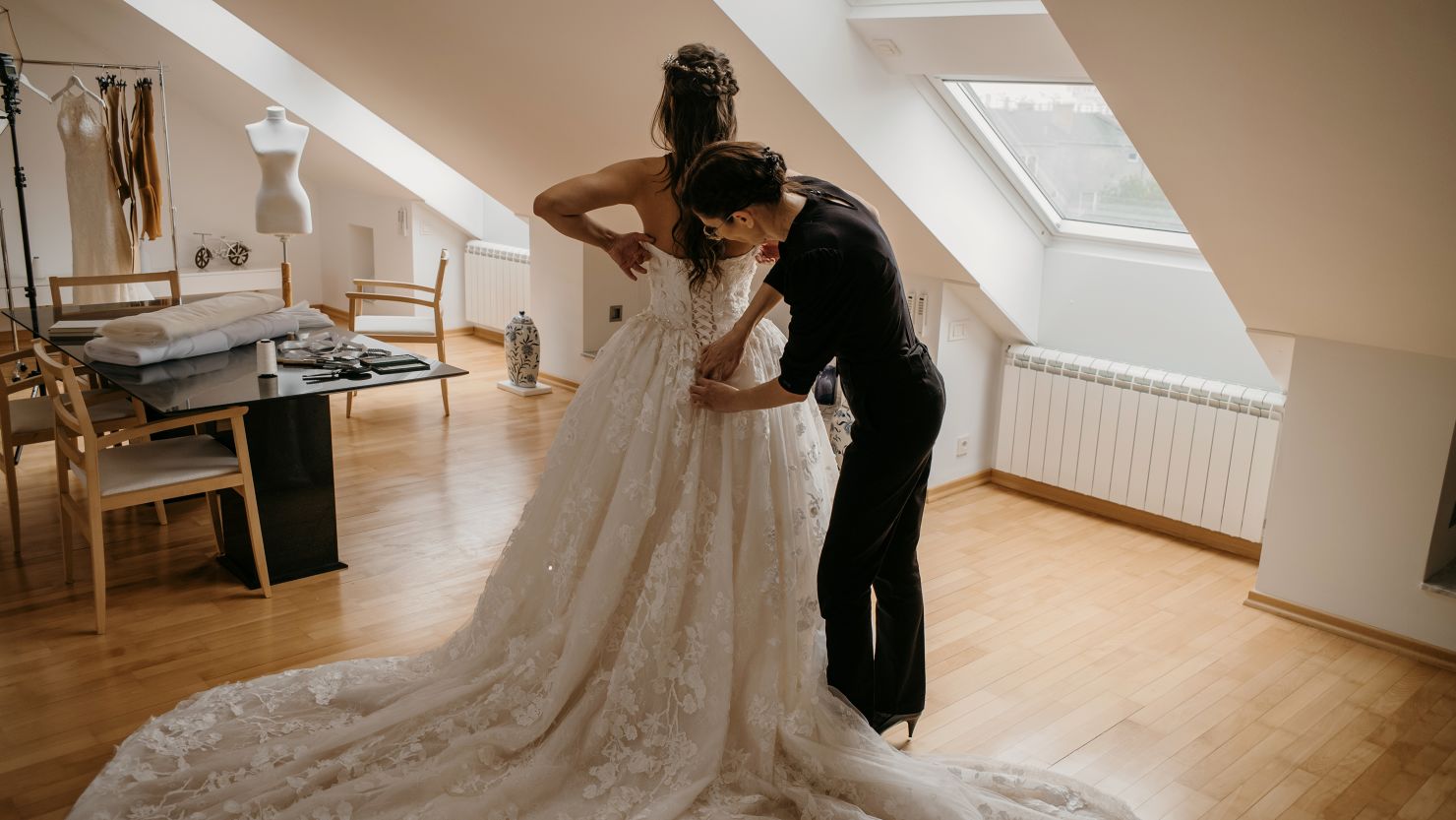 For better or worse, the promise of rapid weight loss is attracting brides and complicating the business of buying and altering their gowns.