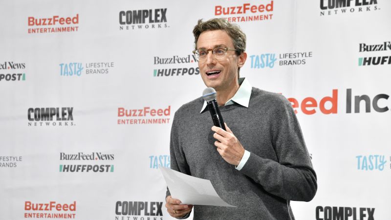 BuzzFeed продава Complex Networks за по-малко от половината от това, което е платил, и съкращава 16% от персонала