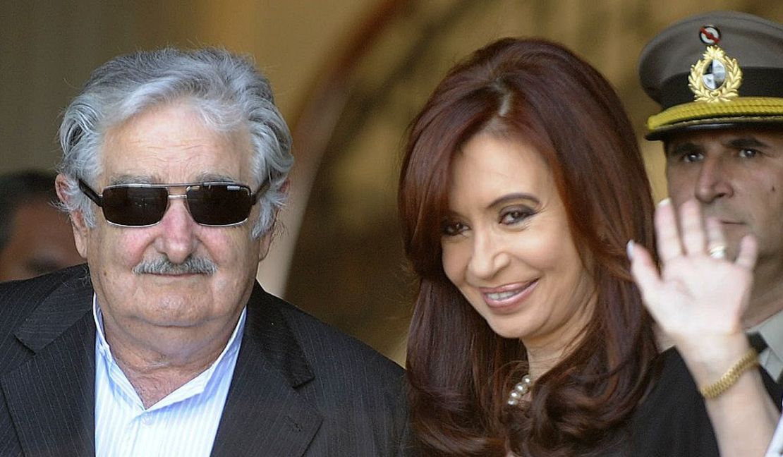 A lo largo de su vida política José Mujica mantuvo relaciones cordiales y de respeto con líderes de diversas ideologías, guiado por una visión pragmática y una apuesta constante al diálogo. Durante su presidencia se runió con grandes líderes como la expresidenta argentina, Cristina Kirchner (der.).