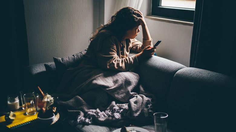 El uso frecuente de las redes sociales puede aislar a las personas, y cuanto más tiempo se pasa en ellas, menos espacio hay para la vida social y el desarrollo de habilidades sociales.
