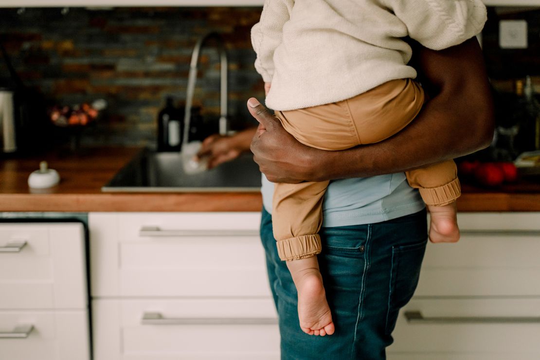 Parents carrying their babies around all day on one hip can exacerbate issues with side dominance, bringing on chronic pain and increasing the potential for injury.