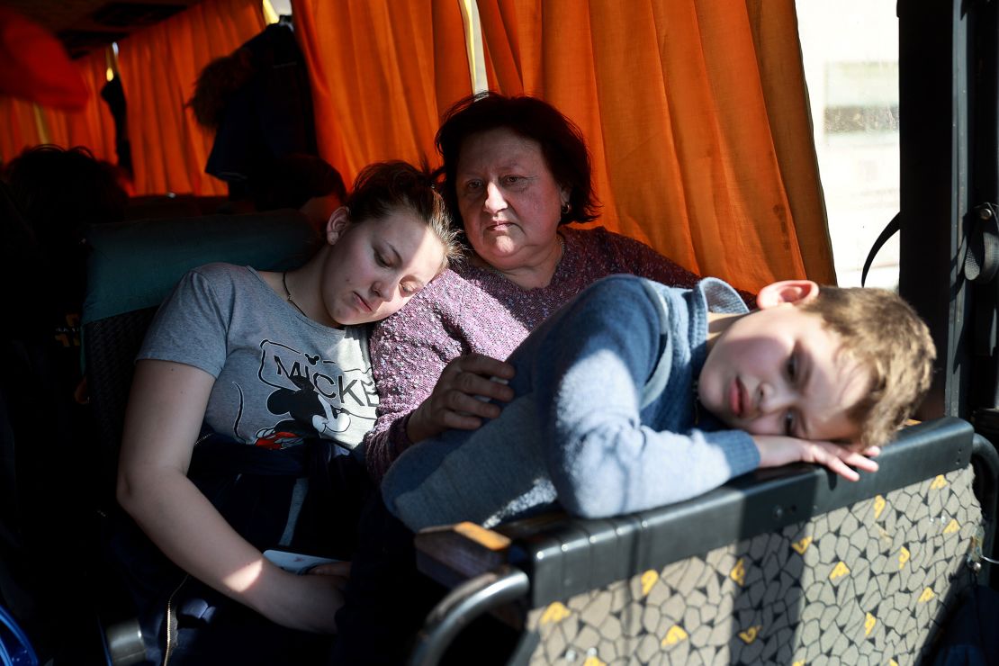 Евакуї з Маріуполя чекають в автобусі після безпечного приїзду поїздом у Львів, Західна Україна, у березні 2022 року.