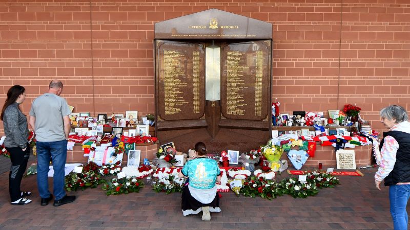 De Britse regering ondertekent het Hillsborough Charter, waarin de “meerdere onrechtvaardigheden” worden erkend waar de slachtoffers van de ramp met het voetbalstadion onder lijden De Britse regering ondertekent het Hillsborough Charter, waarin de “meerdere onrechtvaardigheden” worden erkend waar de slachtoffers van de ramp met het voetbalstadion onder lijden