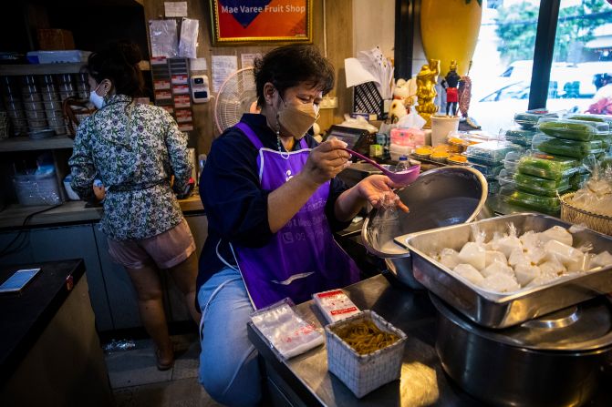 Employees prepare takeaway containers of mango sticky rice at Mae Varee.