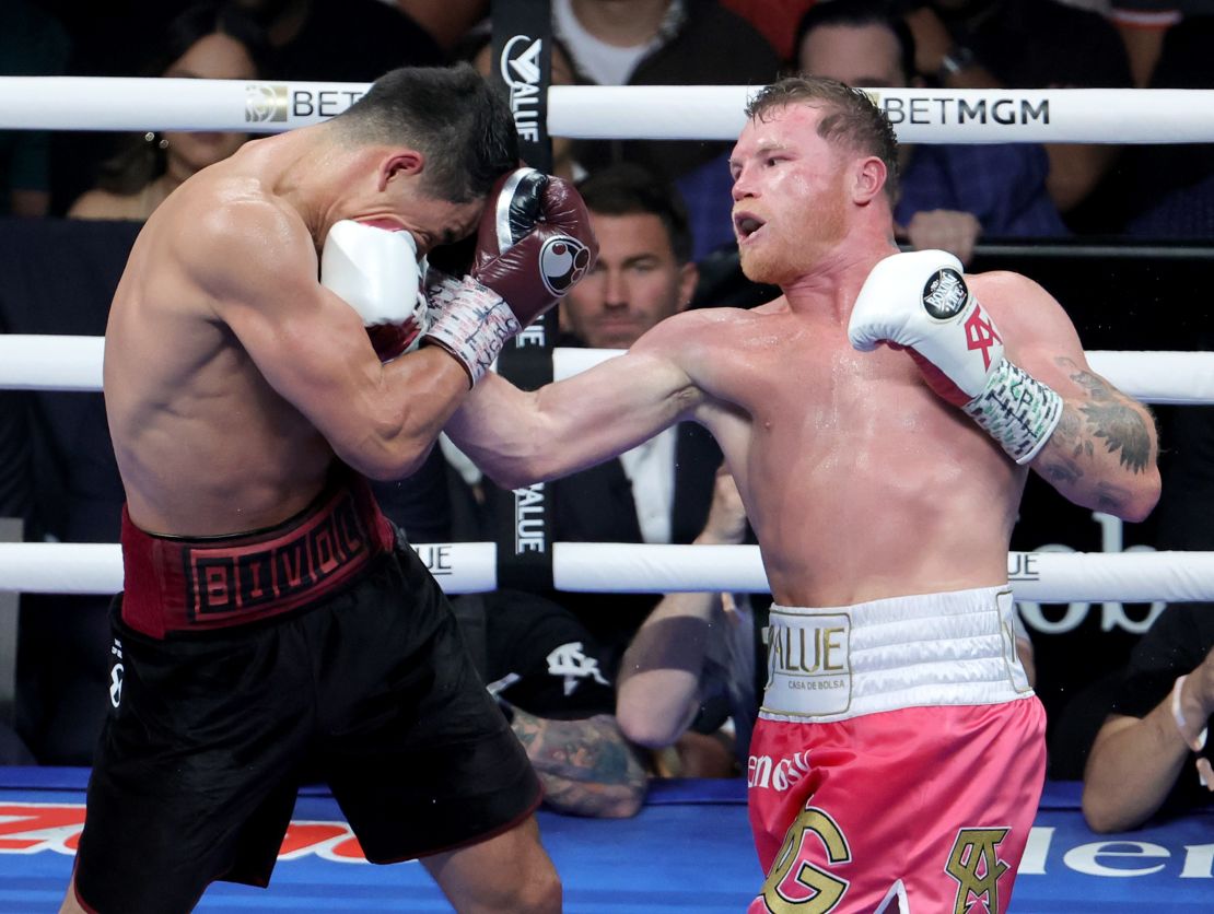 Canelo Álvarez (der.) lanza un derechazo a Dmitry Bivol en el noveno asalto de su pelea por el título semipesado de la AMB en el T-Mobile Arena el 7 de mayo de 2022 en Las Vegas, Nevada. Bivol retuvo su título por decisión unánime.