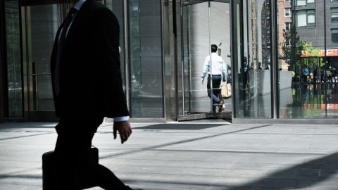 La gente camina por una calle frente a una empresa el 12 de mayo de 2022 en Nueva York.