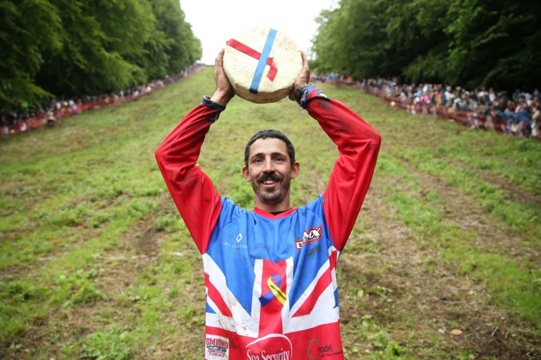 Chris Anderson posa al pie de la colina tras ganar en 2022.