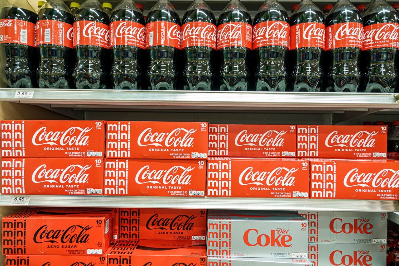 Los productos de Coca-Cola se encontrarán en mayo de 2022 en las tiendas de comestibles Publix en Miami Beach, Florida.