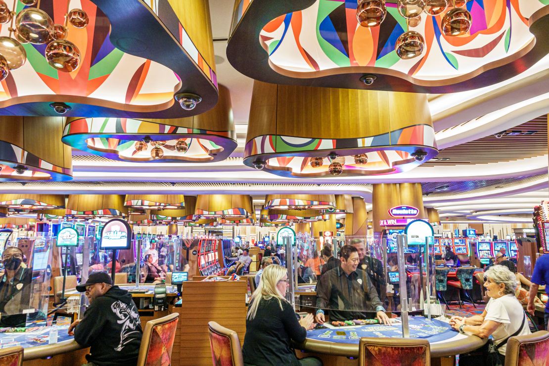 As pessoas jogam Blackjack no Seminole Hard Rock Hotel & Casino em Hollywood, Flórida, em 2022.