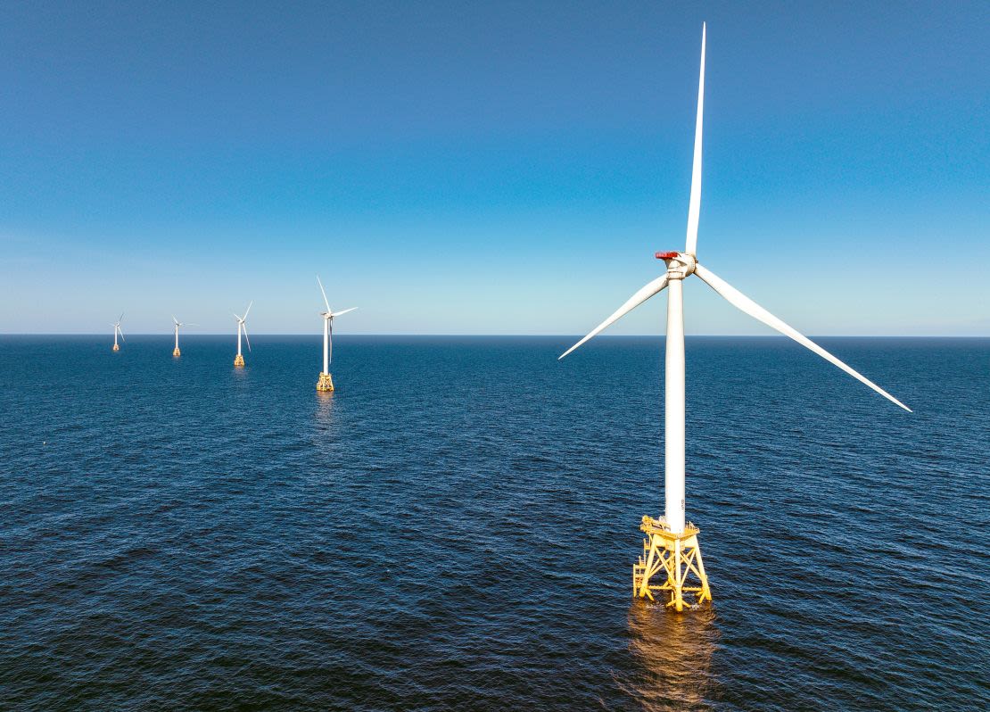 En una vista aérea, las turbinas eólicas generan electricidad en el parque eólico de Block Island el 7 de julio de 2022, cerca de Block Island, Rhode Island.