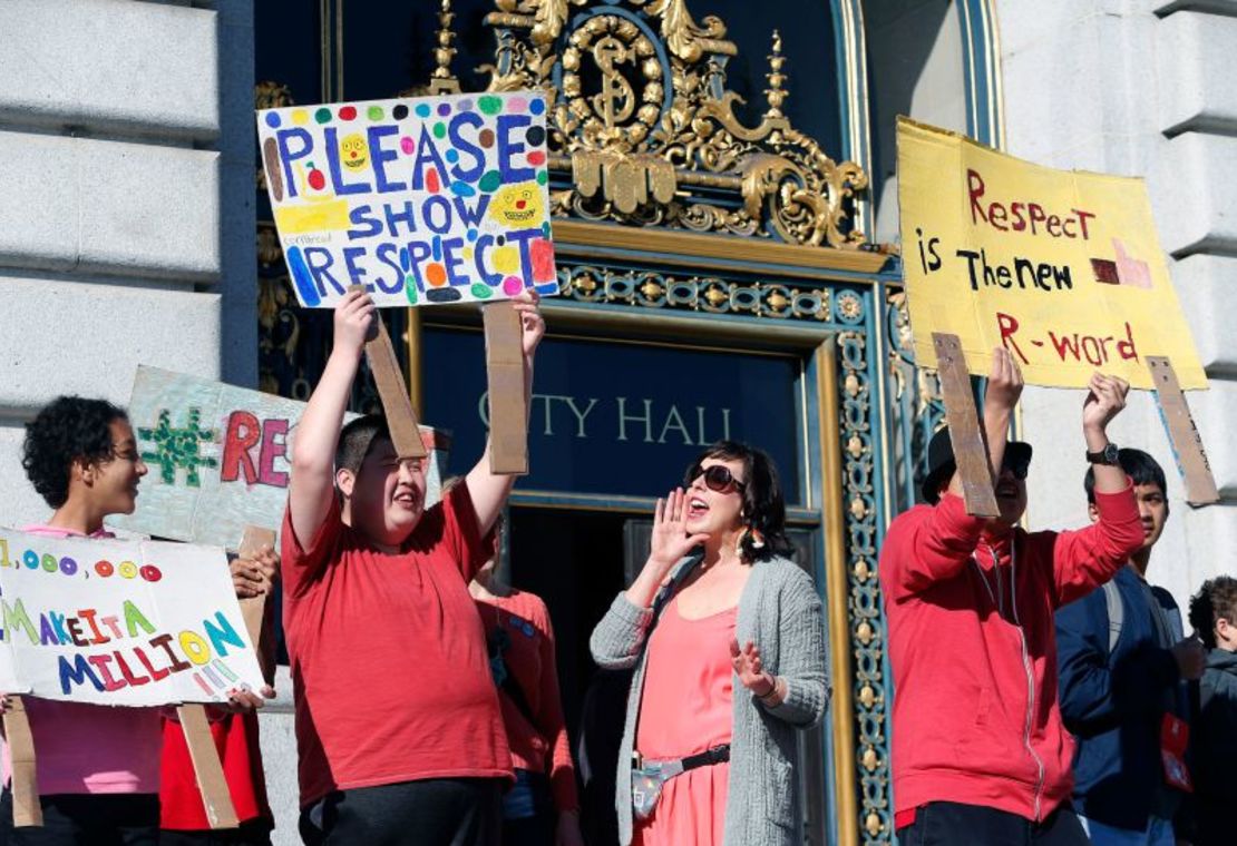Estudiantes y profesores en San Francisco se manifiestan para protestar contra el uso de la palabra que empieza con r en 2017.
