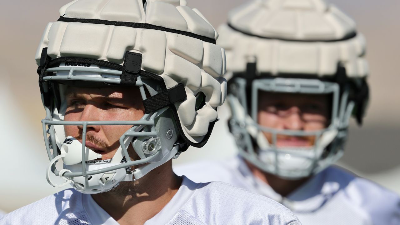 HENDERSON, NEVADA - AUGUST 01: Tight ends Jesper Horsted #80 and Nick Bowers #82 of the Las Vegas Raiders wear Guardian Caps as they practice during training camp at the Las Vegas Raiders Headquarters/Intermountain Healthcare Performance Center on August 01, 2022 in Henderson, Nevada. (Photo by Ethan Miller/Getty Images)