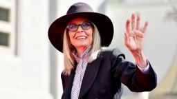 Diane Keaton asiste a la Ceremonia de Huellas de Manos y Pies en Cemento, organizada por el Teatro Chino TCL en Hollywood, California, el 11 de agosto de 2022.