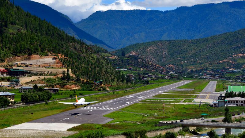 Aterrizar un avión en el aeropuerto de Bután es muy difícil y sólo 50 pilotos pueden hacerlo