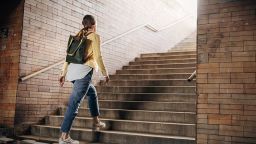 Subir las escaleras a lo largo del día puede ser una forma de hacer ejercicio.