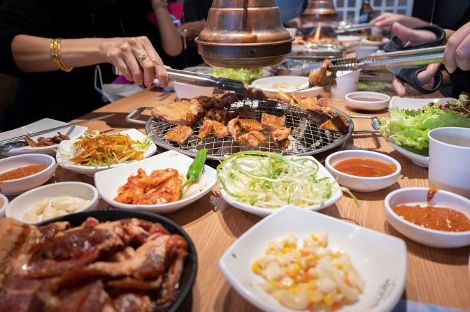 <strong>Gogigu (Korean peninsula): </strong>Korean BBQ gogigu usually features a grill placed in the center of a table, surrounded by an assortment of banchan (side dishes).
