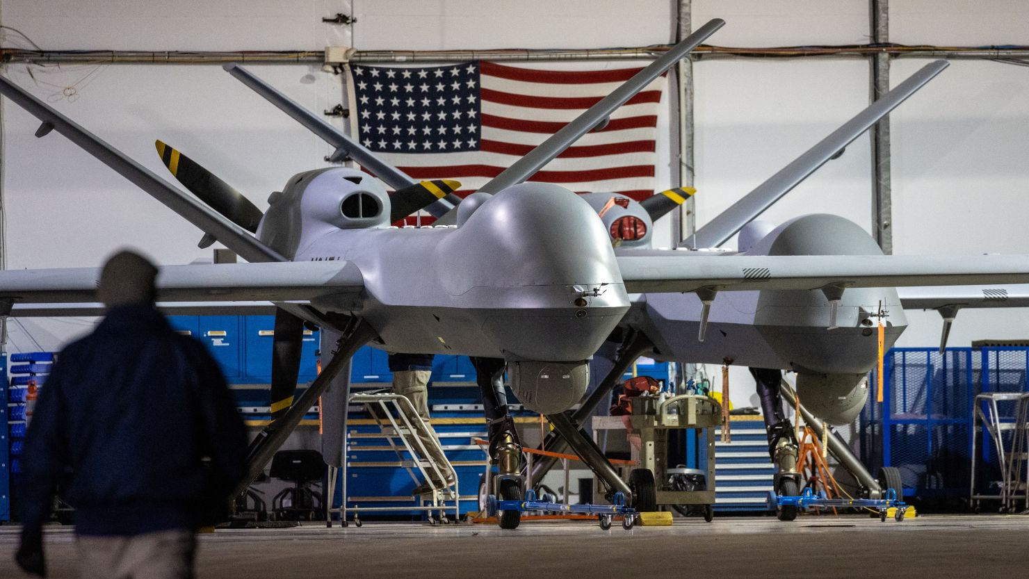 Um drone MQ-9 Reaper da Alfândega e Proteção de Fronteiras (CBP) aguarda a próxima missão na fronteira EUA-México em 4 de novembro de 2022, em Fort Huachuca, Arizona.