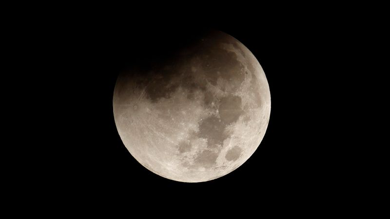Bulan purnama dan gerhana bulan sebagian tepat pada saat liburan Halloween