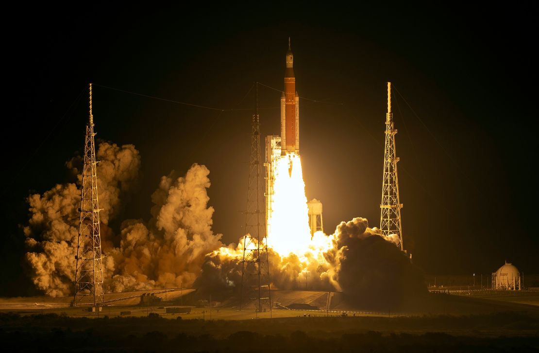 Il razzo Space Launch System (SLS) della NASA, con la capsula Orion in cima, lancerà la missione Artemis I dal Kennedy Space Center della NASA il 16 novembre 2022.