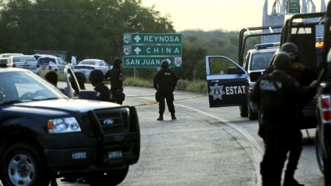 (Imagen ilustrativa). Integrantes de la Policía mexicana bloquean la carretera entre las ciudades de Monterrey y Reynosa, México el 13 de mayo de 2012.