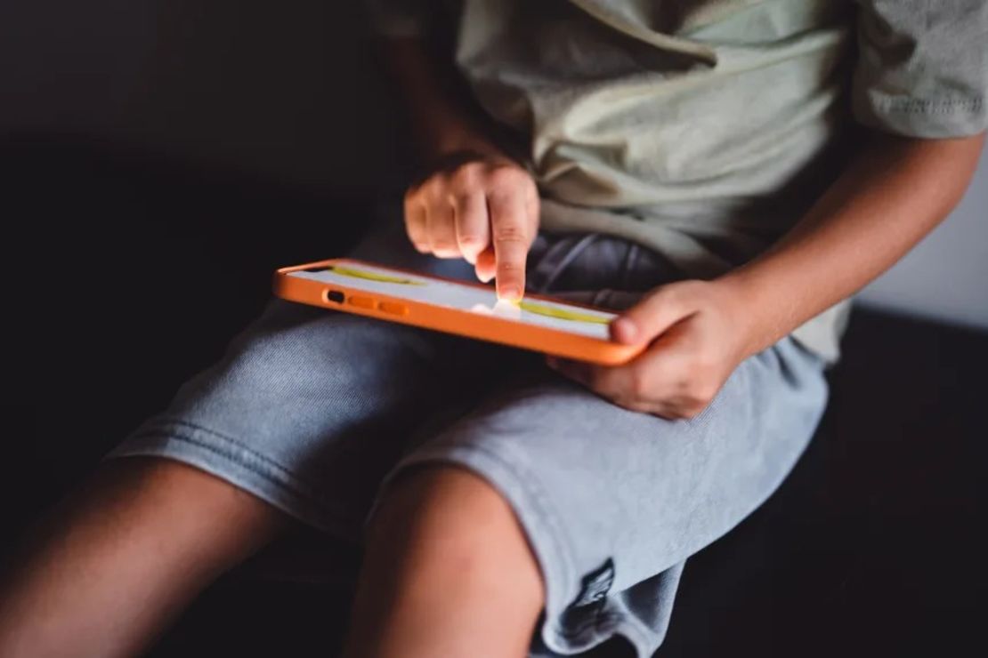 Las pantallas pueden impedir que los niños participen en actividades de la vida real, como dormir, realizar las tareas escolares y otras interacciones en el mundo real.