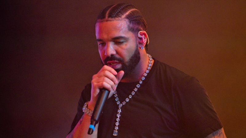 Toronto, Kanada: Drake, şehre şiddetli yağmur yağarken sular altında kalan bir malikanenin videosunu gösteriyor Toronto, Kanada: Drake, şehre şiddetli yağmur yağarken sular altında kalan bir malikanenin videosunu gösteriyor