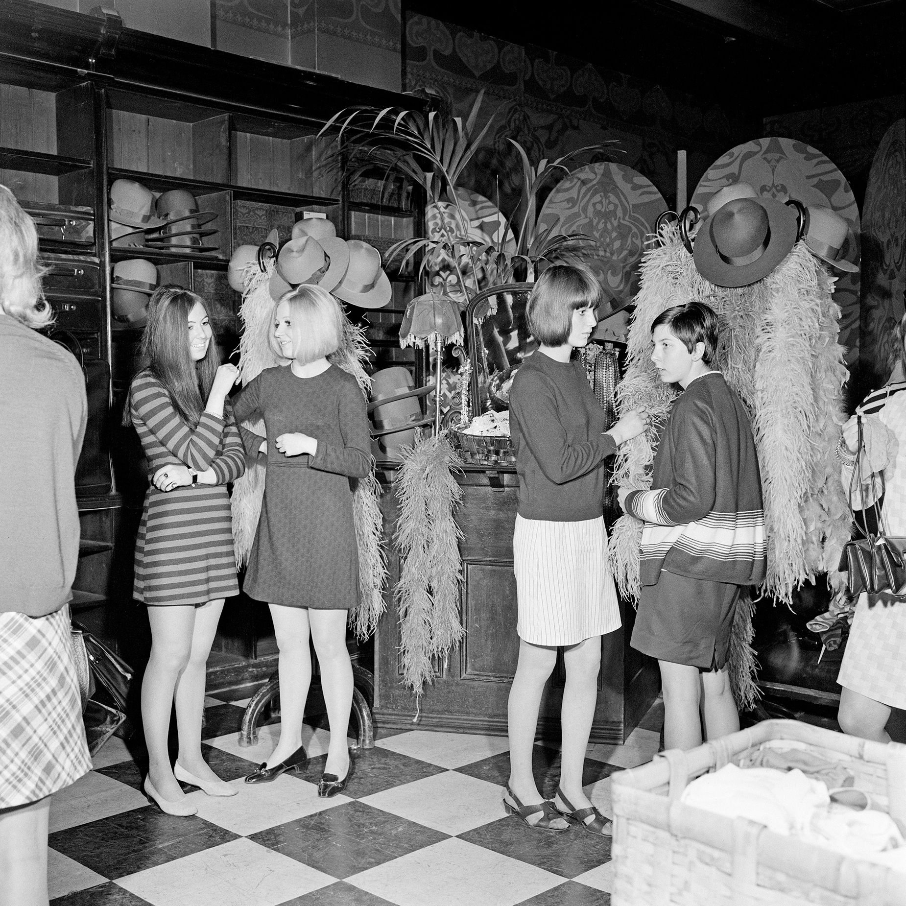 Bên trong một cửa hàng Biba Boutique ở London vào tháng 6 năm 1966. Người mua hàng mua theo phong cách sống chứ không chỉ là quần áo.