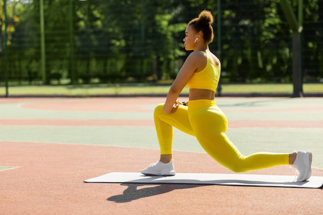 Afwisselen tussen voorwaartse en achterwaartse lunges is een dynamische pre-workout stretch. Rekken helpt ook om het risico op blessures te verkleinen.