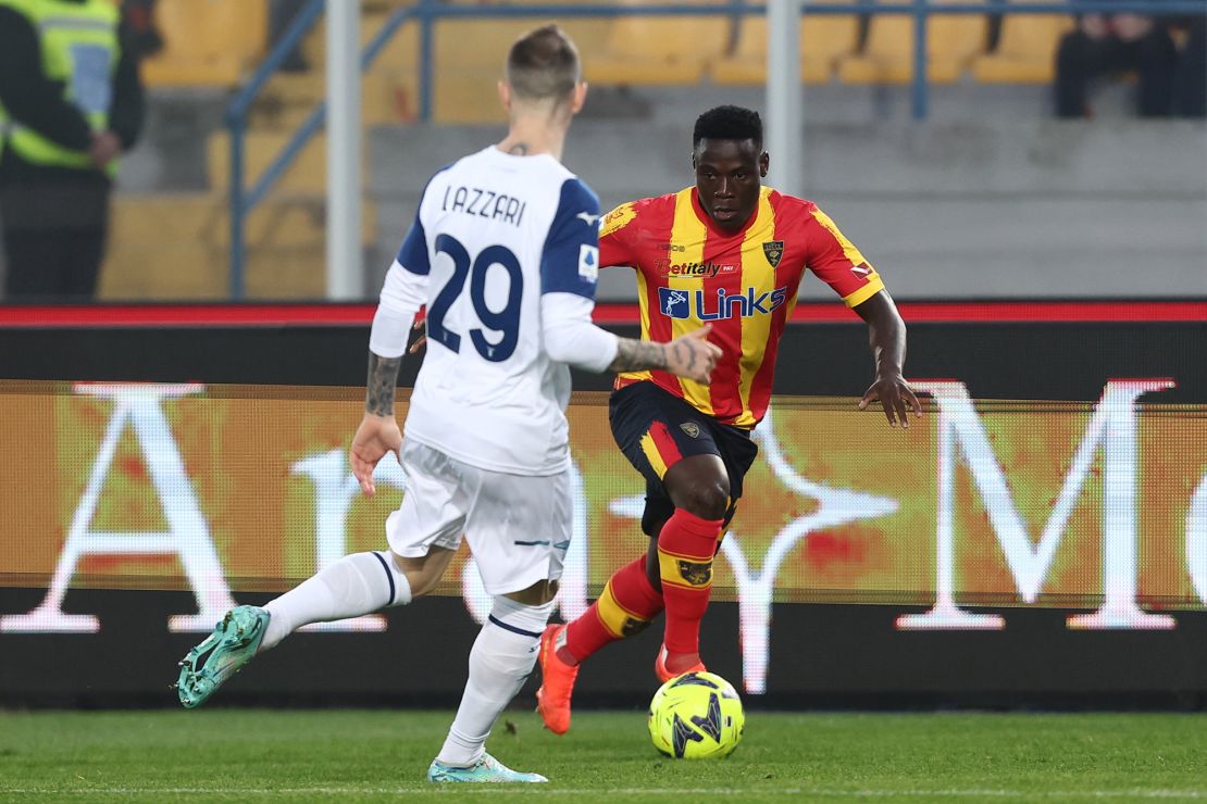 Lecce's Lameck Banda competes for the ball with Manuel Lazzari of Lazio during a Serie A match.