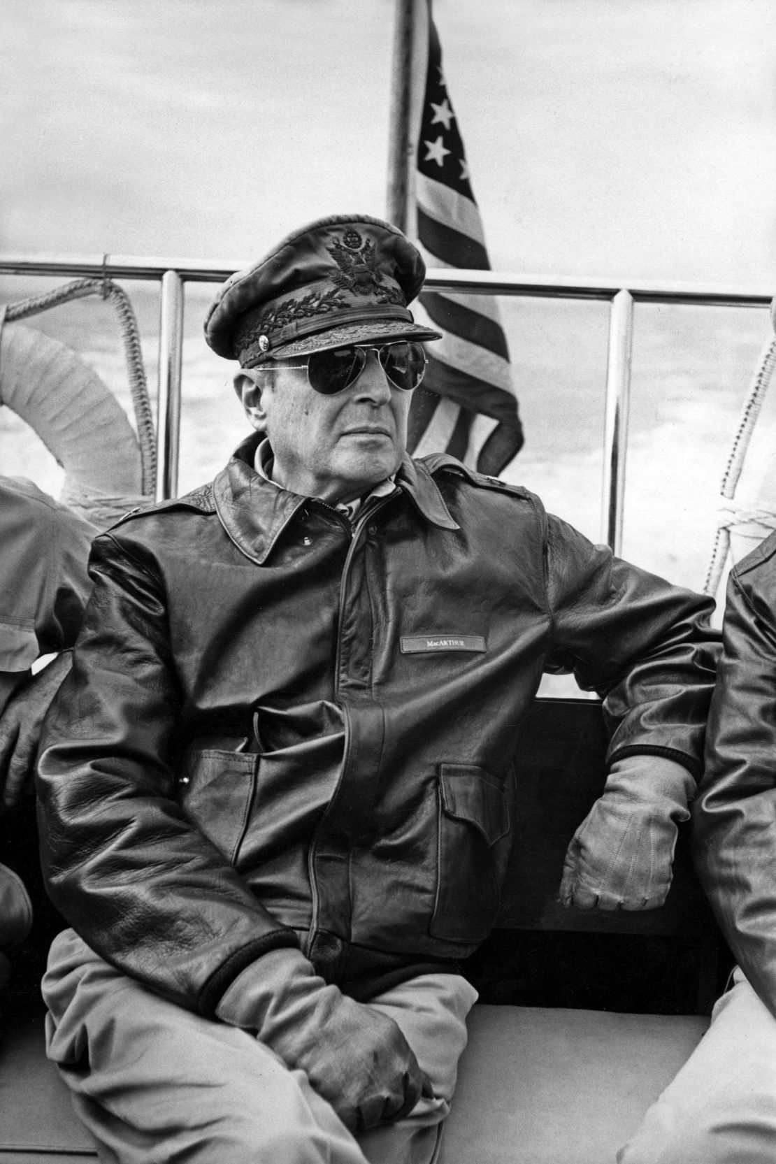 Generaal Douglas MacArthur draagt ​​een Ray Ban-zonnebril tijdens een inspectie van Incheon, voorafgaand aan een amfibische invasie van de stad – een sleutelslag in de Koreaanse oorlog – in 1950.