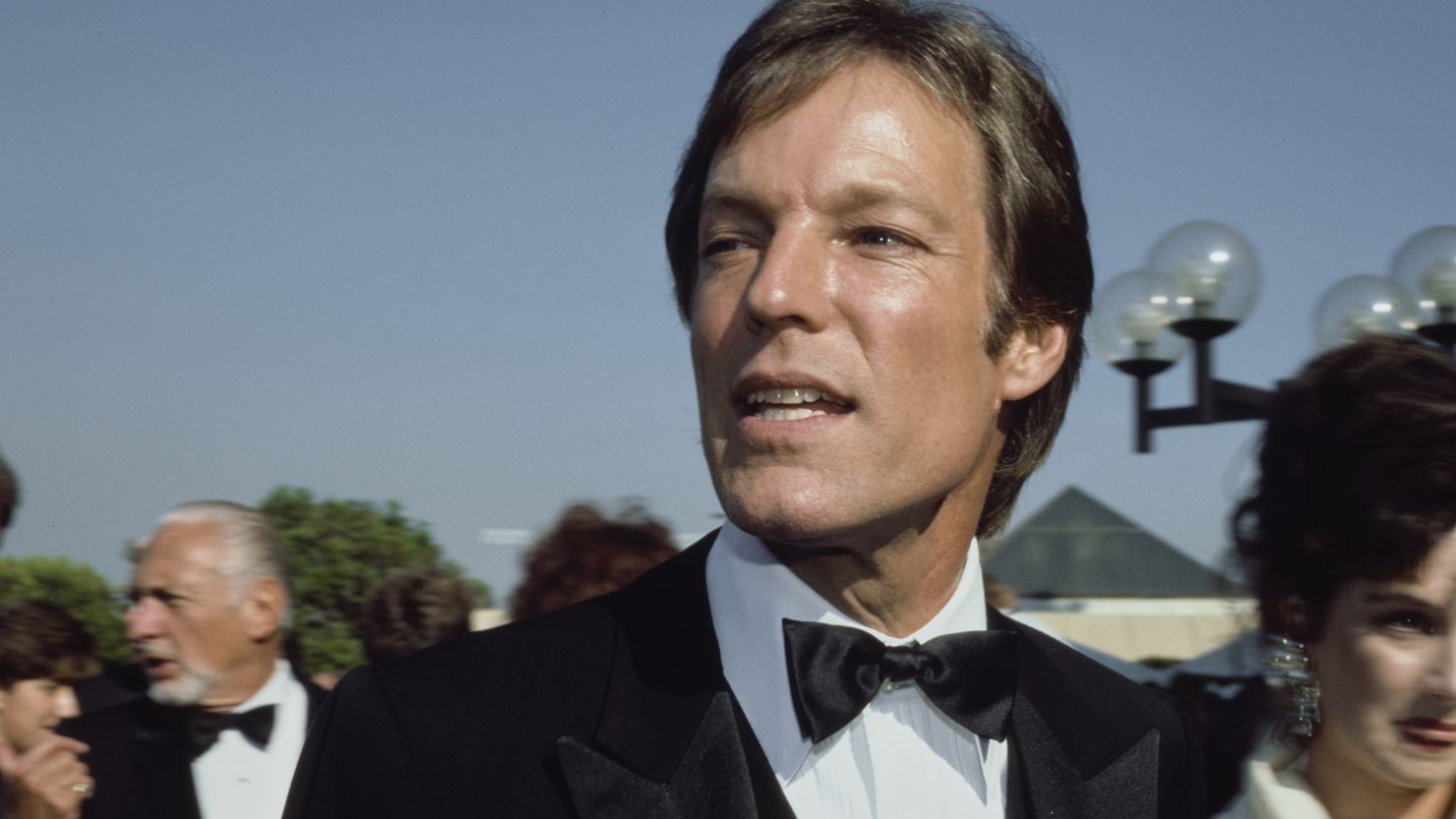 Richard Chamberlain asiste a la 37.ª edición de los Premios Emmy Primetime en el Auditorio Cívico de Pasadena, California, Estados Unidos, el 22 de septiembre de 1985.